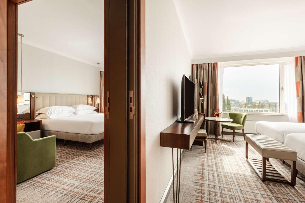 Hilton Amsterdam - Family Connecting Rooms