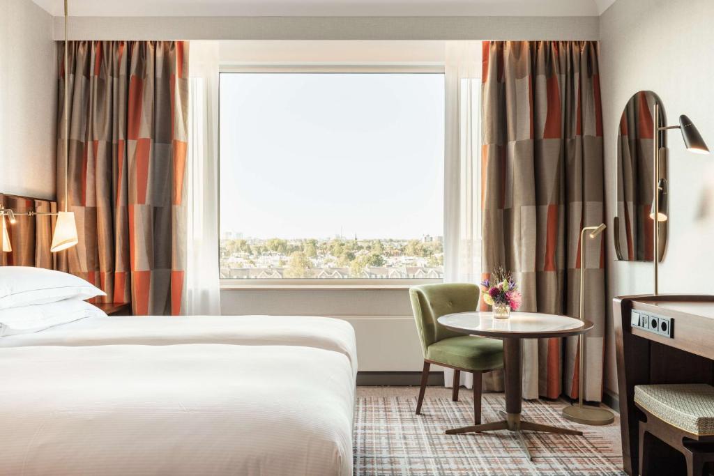 Hilton Amsterdam - Twin Deluxe Room With Canal View