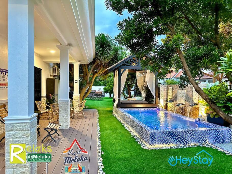 uma casa com piscina num quintal em GardenHomeStay TownArea Karaok Mahjong PrivatePool By HeystayManagement em Malaca