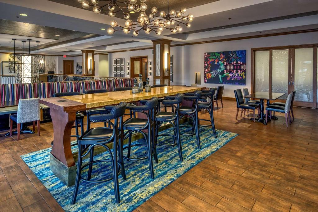 Hampton Inn & Suites Austin-Downtown/Convention Centerにあるレストランまたは飲食店