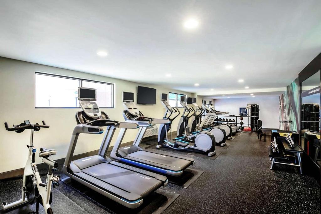 Hampton Inn & Suites Austin-Downtown/Convention Centerにあるフィットネスセンターまたはフィットネス設備