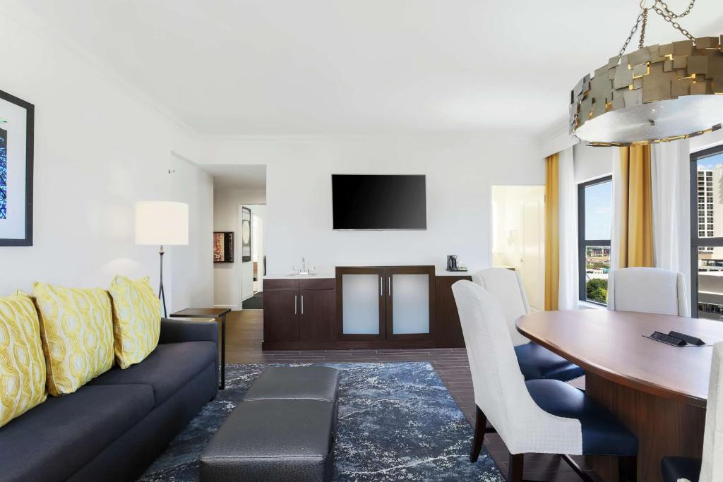 Hampton Inn & Suites Austin-Downtown/Convention Centerにあるテレビまたはエンターテインメントセンター