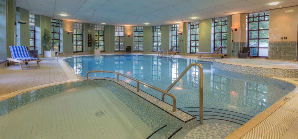 una gran piscina en un gran edificio en Hilton Puckrup Hall Hotel & Golf Club, Tewkesbury, en Gloucester