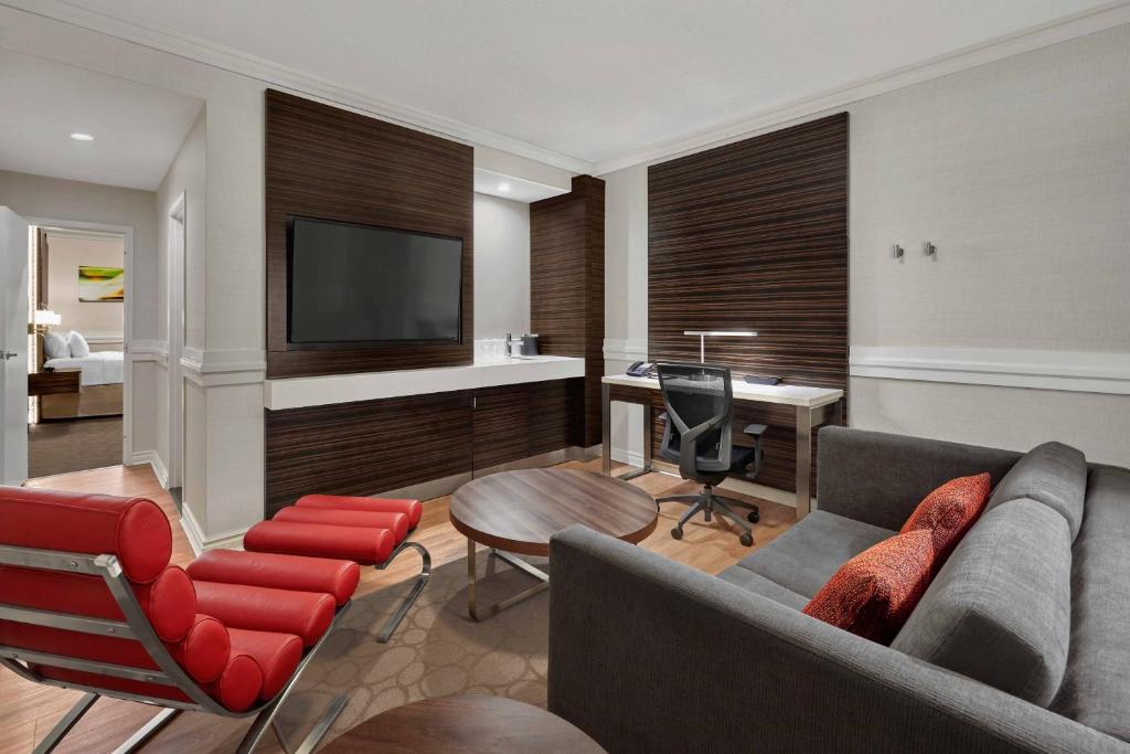 TV a/nebo společenská místnost v ubytování Delta Hotels by Marriott Edmonton Centre Suites