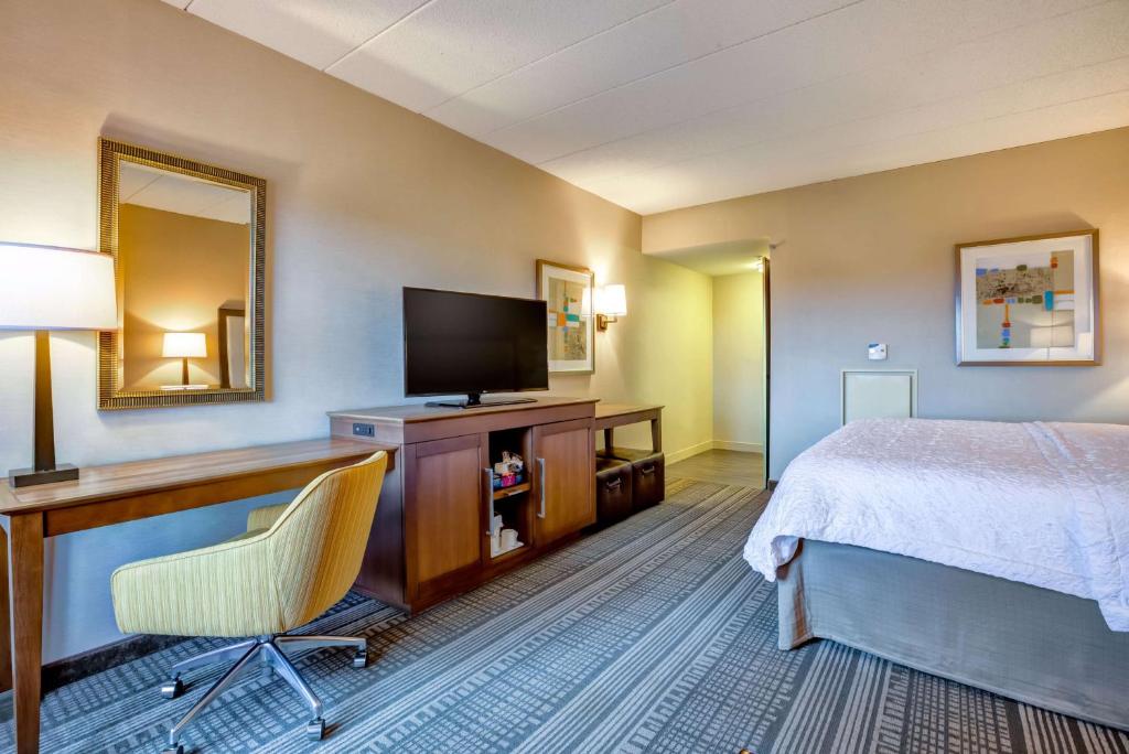 Hampton Inn Boston-Norwood - King Room With Sofa Bed