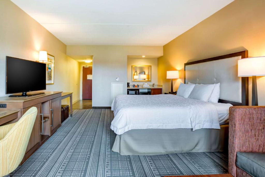 Hampton Inn Boston-Norwood - King Suite With Sofa Bed - Non-Smoking