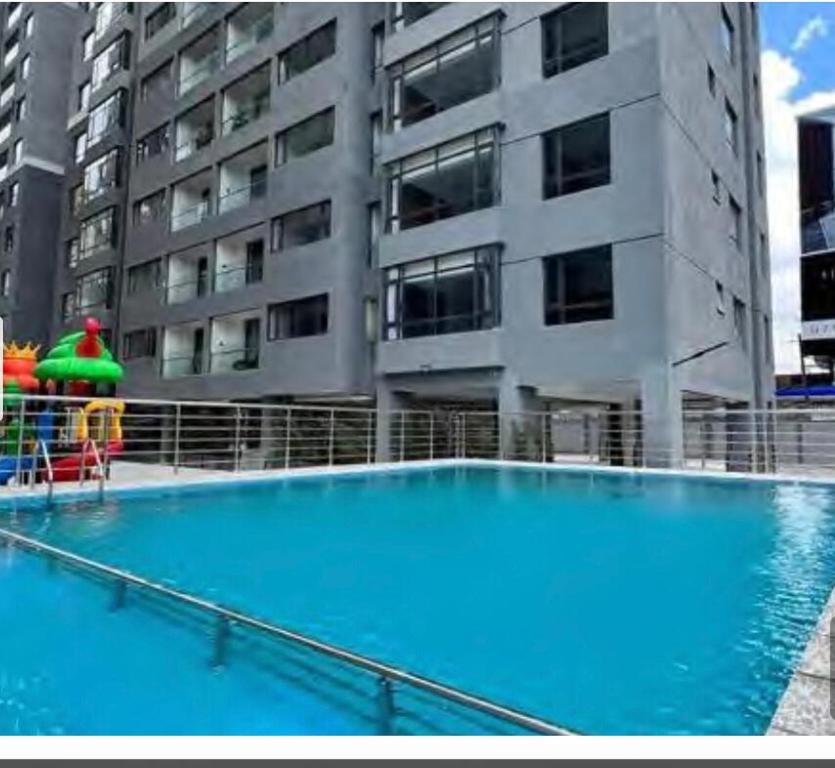 une piscine vide en face d'un bâtiment dans l'établissement Staroot residency Nairobi, à Nairobi