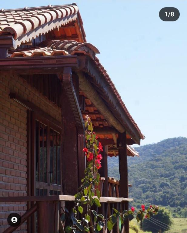 Nespecifikovaný výhled na hory nebo výhled na hory při pohledu z penzionu – hostince