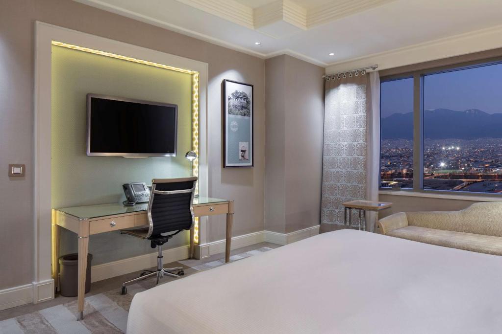Postel nebo postele na pokoji v ubytování Hilton Bursa Convention Center & Spa