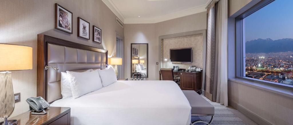 Postel nebo postele na pokoji v ubytování Hilton Bursa Convention Center & Spa