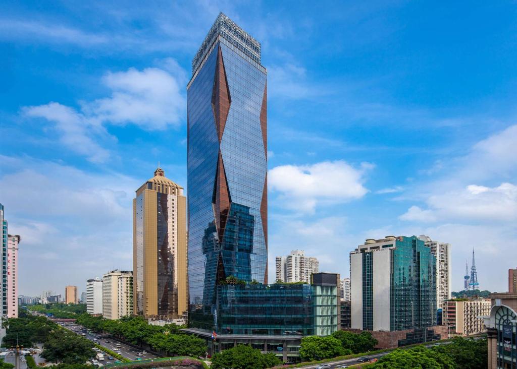 un montage d'un haut gratte-ciel dans une ville dans l'établissement DoubleTree by Hilton Guangzhou-Free Canton Fair Shuttle Bus & Registration Counter, à Canton