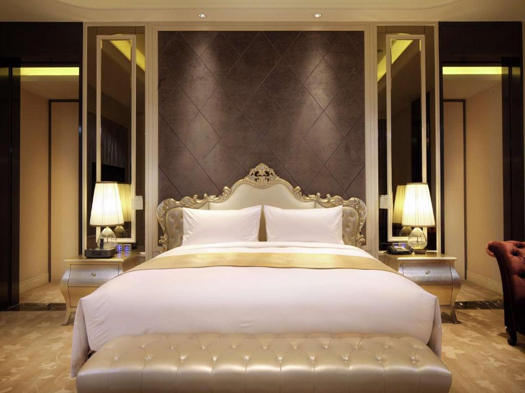 Postel nebo postele na pokoji v ubytování DoubleTree by Hilton Guangzhou - Near Beijing Road Pedestrian Street