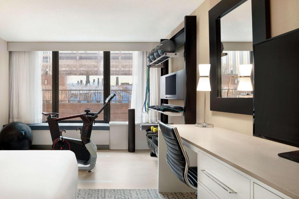 DoubleTree by Hilton Chicago Magnificent Mile - Fitness King Room