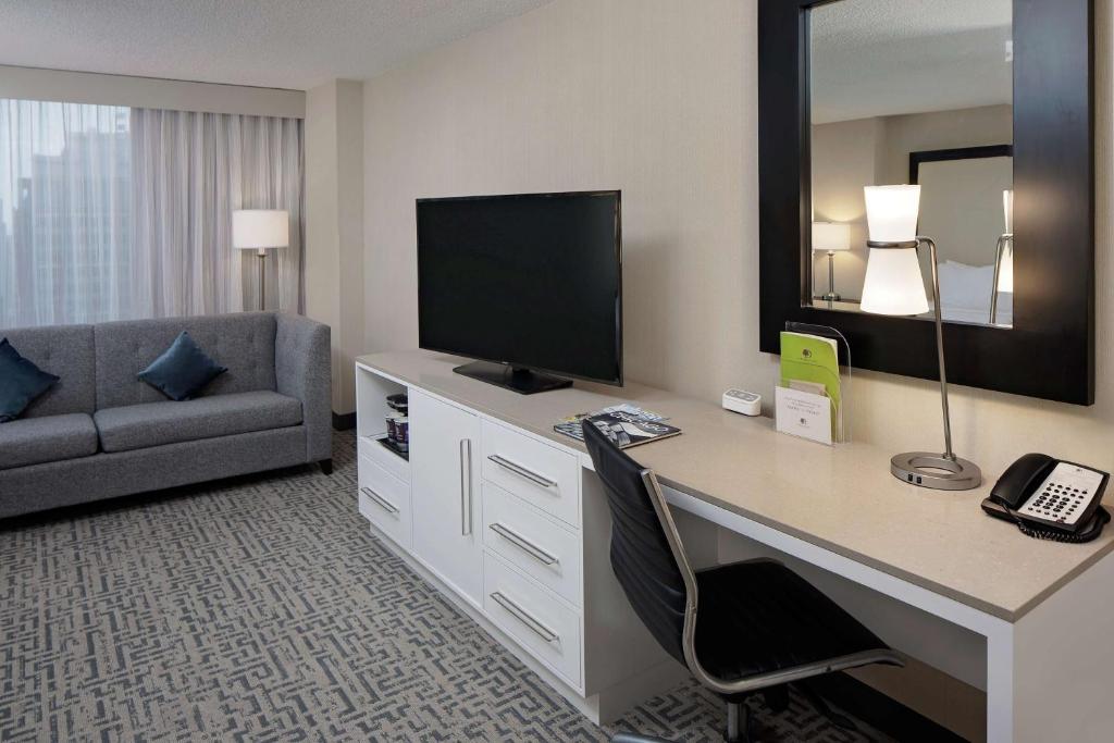 DoubleTree by Hilton Chicago Magnificent Mile - King Room With Sofa Bed - Non-Smoking