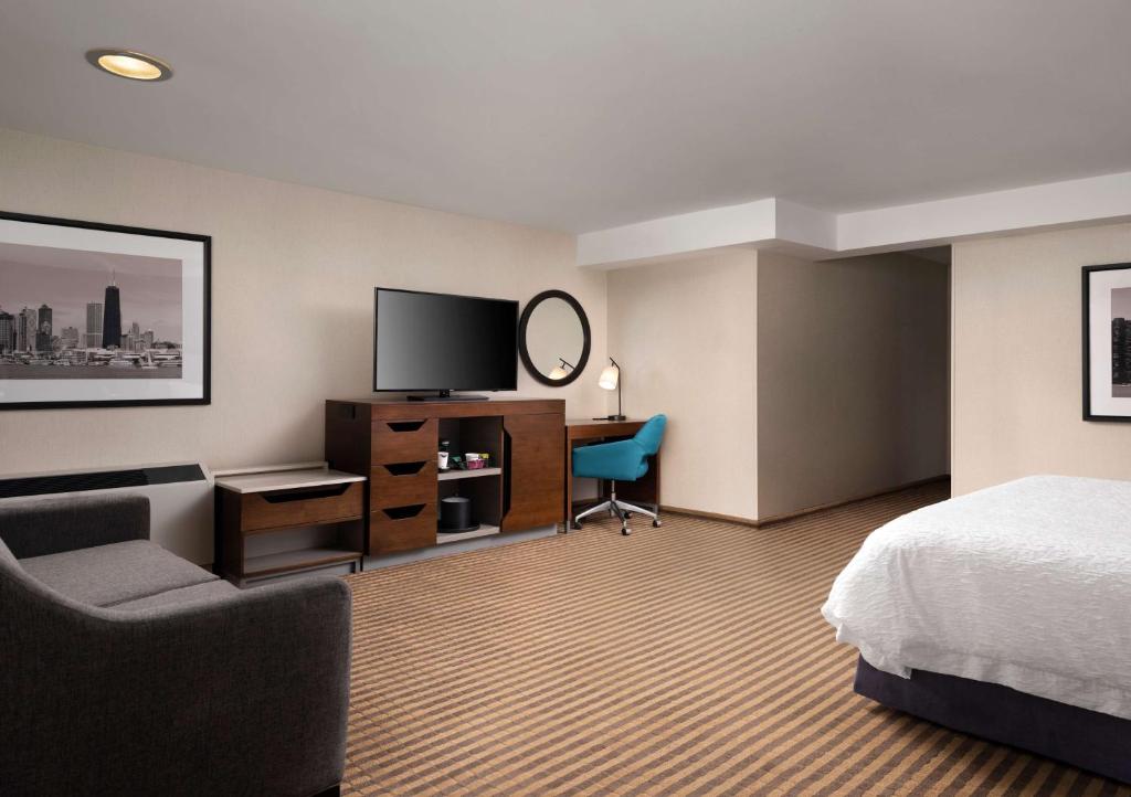 Hampton Inn Chicago Downtown/Magnificent Mile - King Room With Sofa Bed