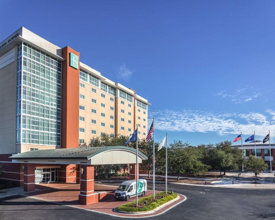 チャールストンにあるEmbassy Suites North Charleston Airport Hotel Conventionのホテルの正面に車を停めています