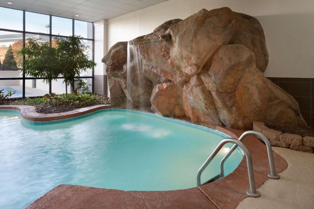 Embassy Suites by Hilton Columbus photo