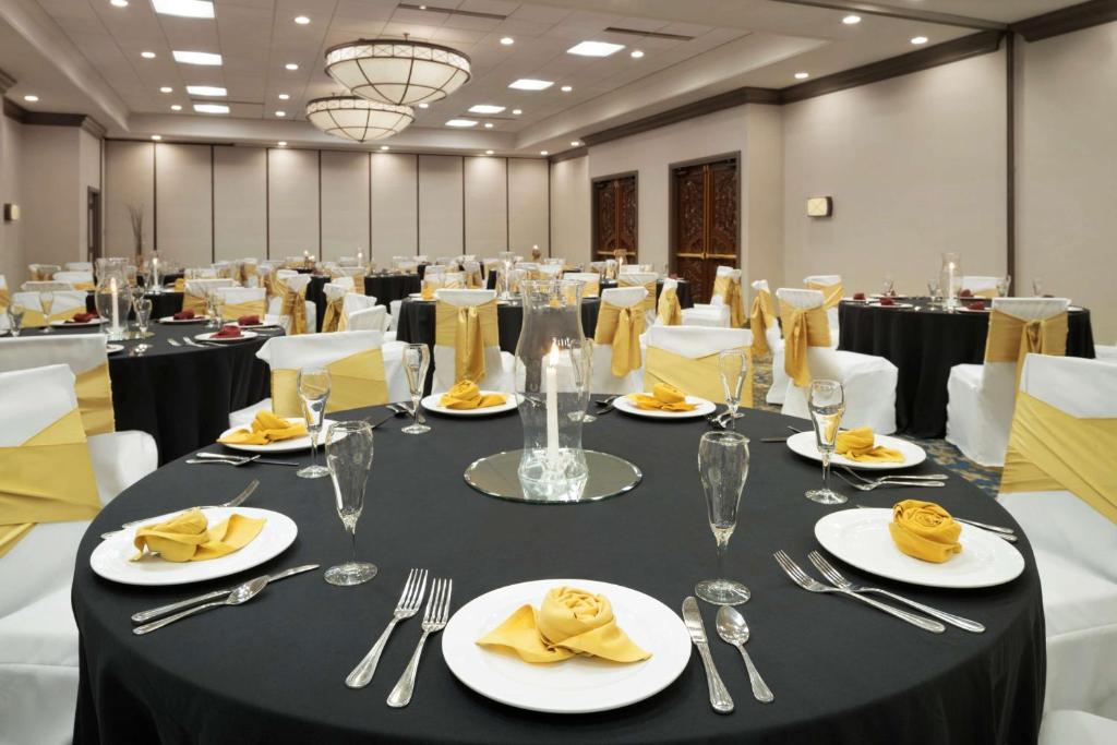 Embassy Suites by Hilton Columbus photo