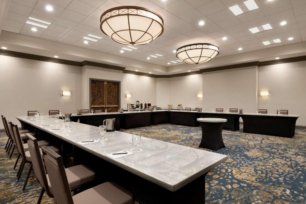 Embassy Suites by Hilton Columbus photo