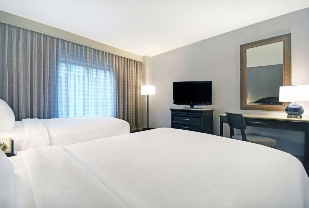 Embassy Suites Charleston - Suite De Esquina Con Dos Camas Dobles: No Fumar