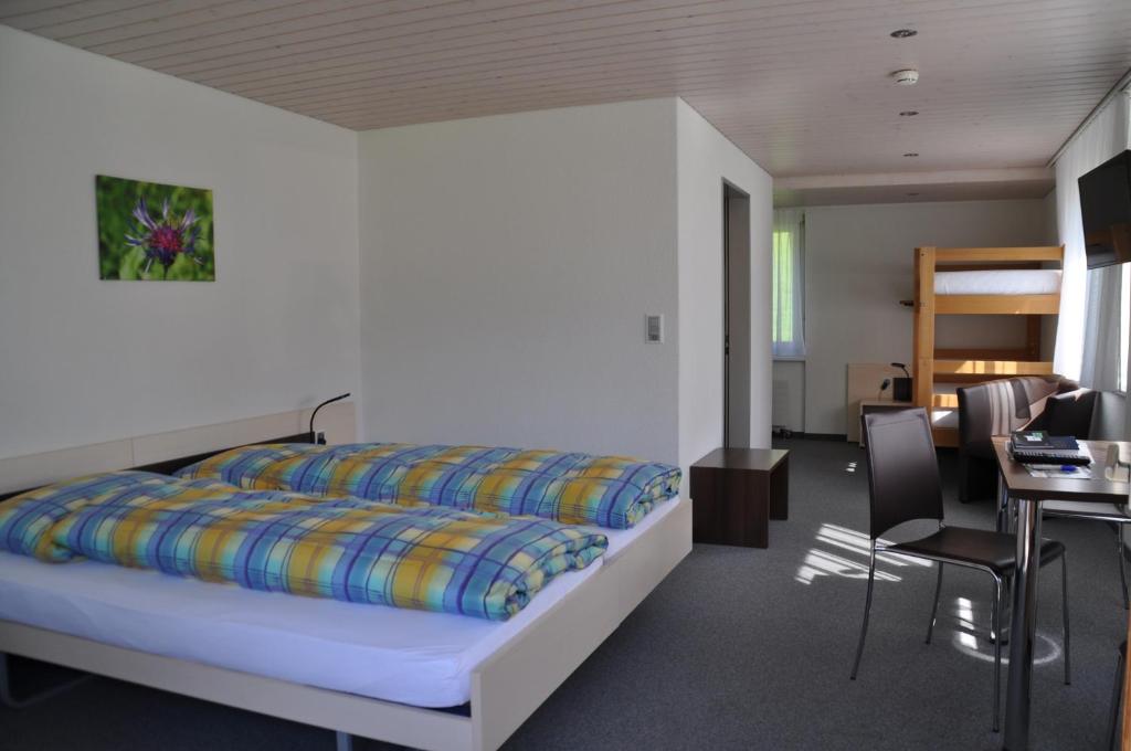 Postel nebo postele na pokoji v ubytování Ferien- und Familienhotel Alpina Adelboden