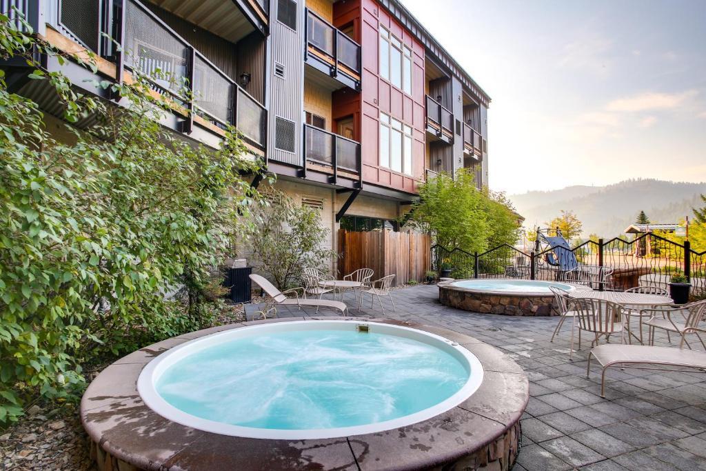 The swimming pool at or close to Pet-Friendly Silver Mountain Studio Mountain View