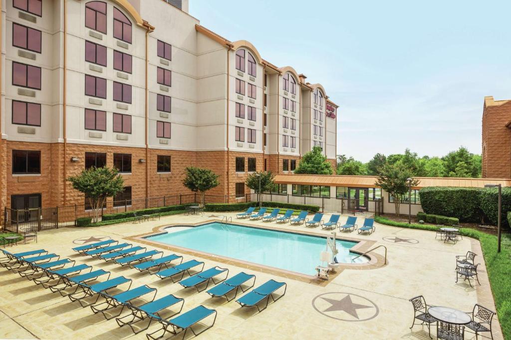 una imagen de una piscina en un hotel en Hampton Inn & Suites Dallas-Mesquite en Mesquite