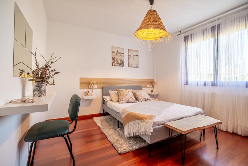 1 dormitorio con 1 cama, 1 mesa y 1 silla en Wasi Compostela, en Santiago de Compostela