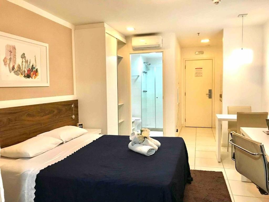 un dormitorio con un osito de peluche sentado en una cama en V510 Maravilhoso flat em Brasília Ótima localização, en Brasilia
