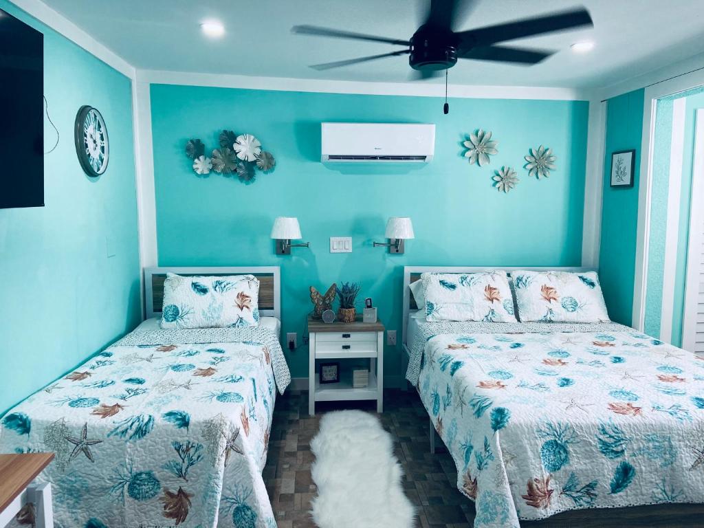 1 dormitorio con 2 camas y ventilador de techo en Beautiful and comfortable rom apt # 2, en Tampa