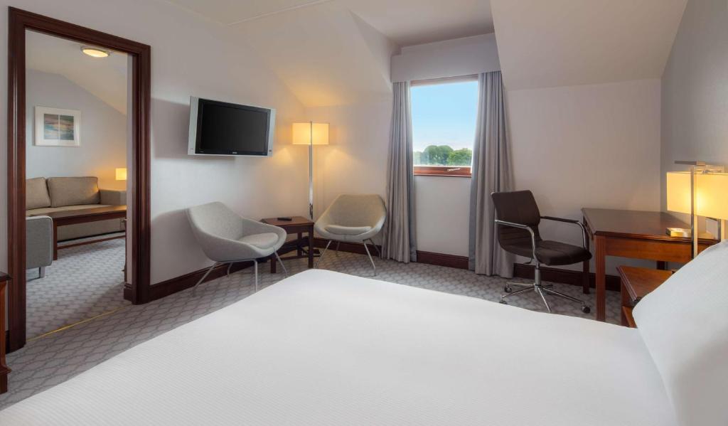Postel nebo postele na pokoji v ubytování Hilton East Midlands Airport