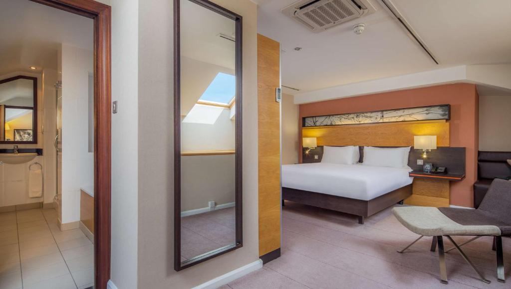 Postel nebo postele na pokoji v ubytování Hilton East Midlands Airport