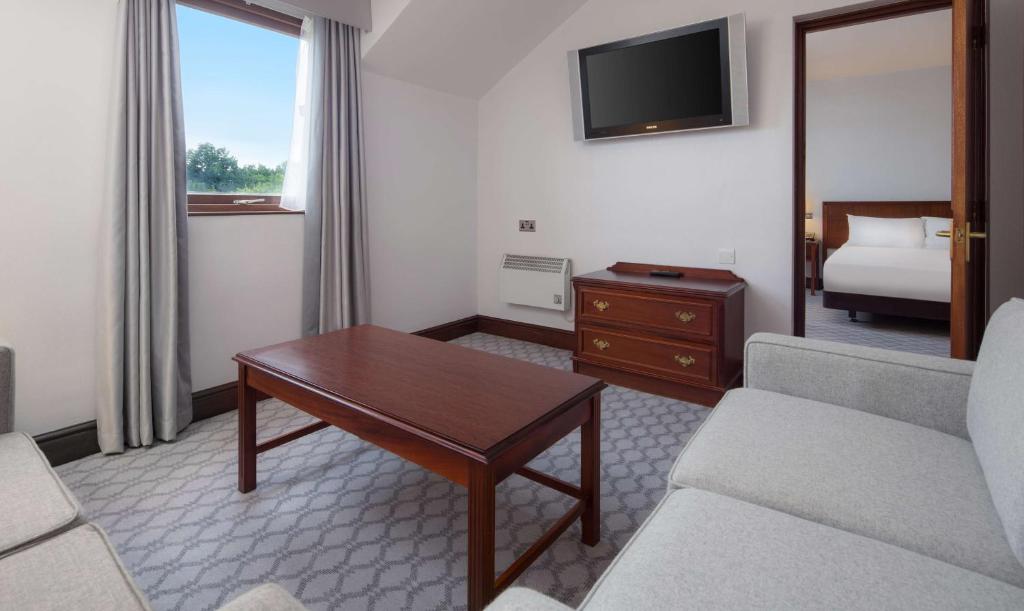 TV a/nebo společenská místnost v ubytování Hilton East Midlands Airport