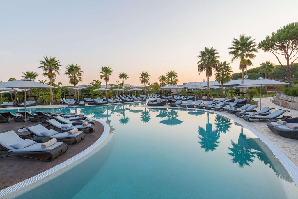 A piscina localizada em Conrad Algarve ou nos arredores