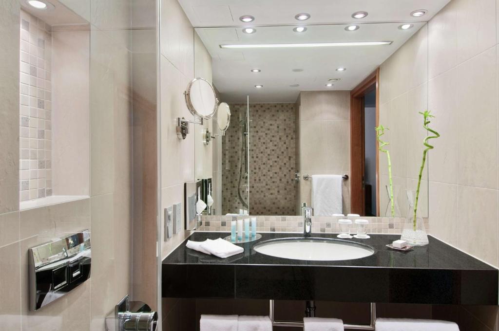 Salle de bains dans l'établissement Hilton Gdansk