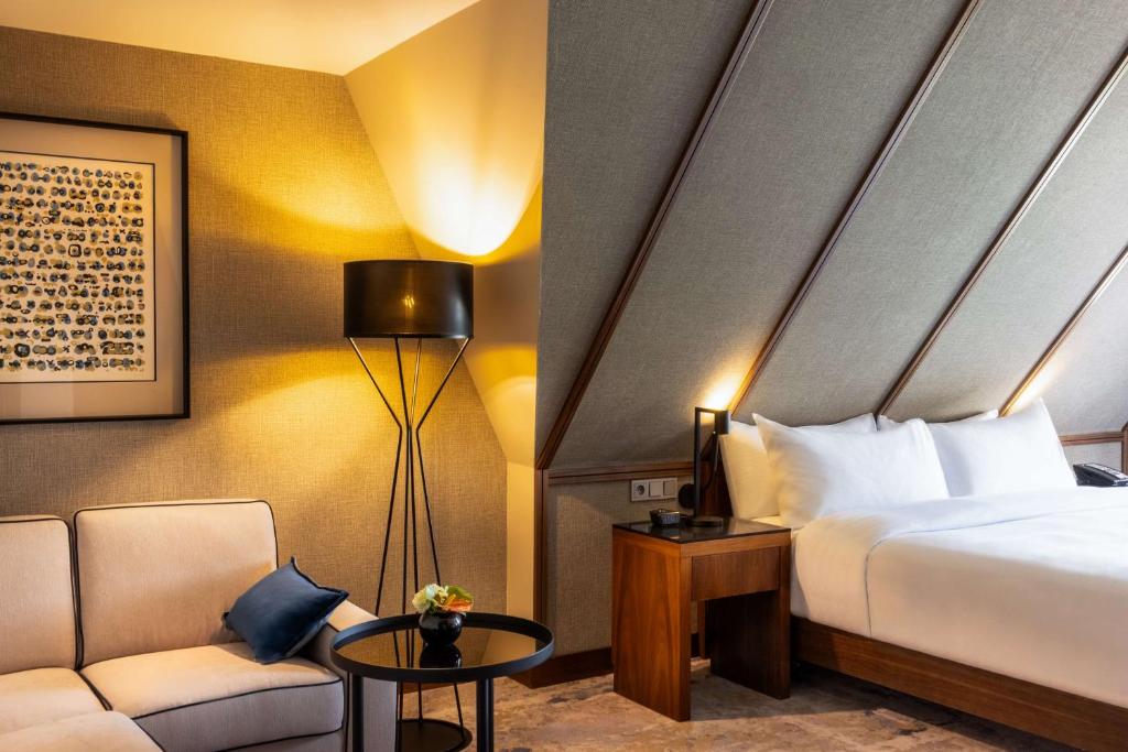 
Superior King Room with Park/City View
