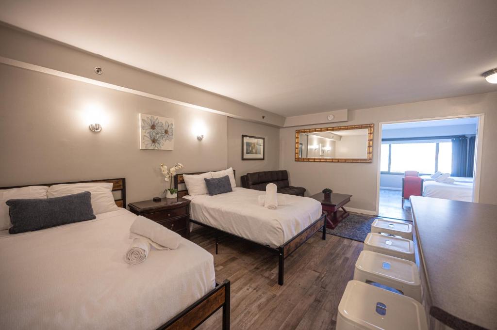 ein Schlafzimmer mit 2 Betten und ein Wohnzimmer in der Unterkunft Stay Together Suites on The Strip - 1 Bedroom Apartment with View 656 in Las Vegas