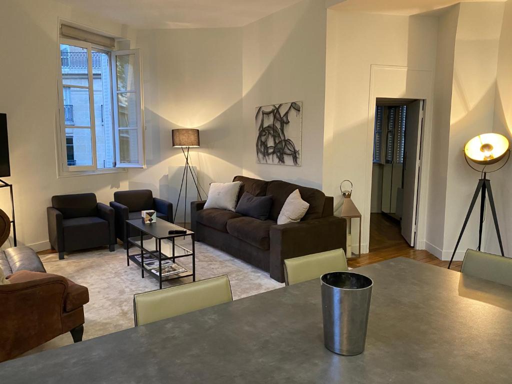 un salon avec un canapé et une table dans l'établissement Appartement 3 chambres Paris 7e, à Paris