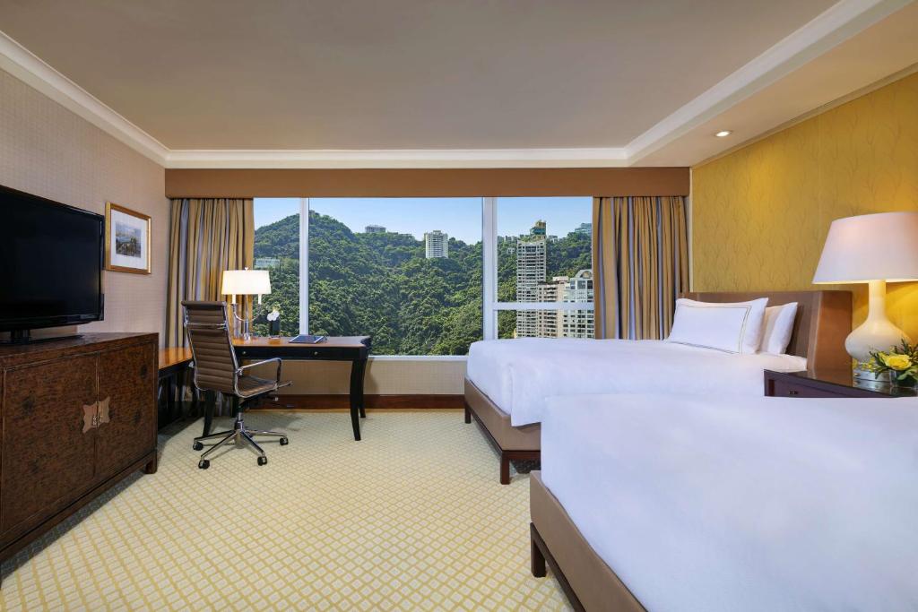 Rúm í herbergi á Conrad Hong Kong