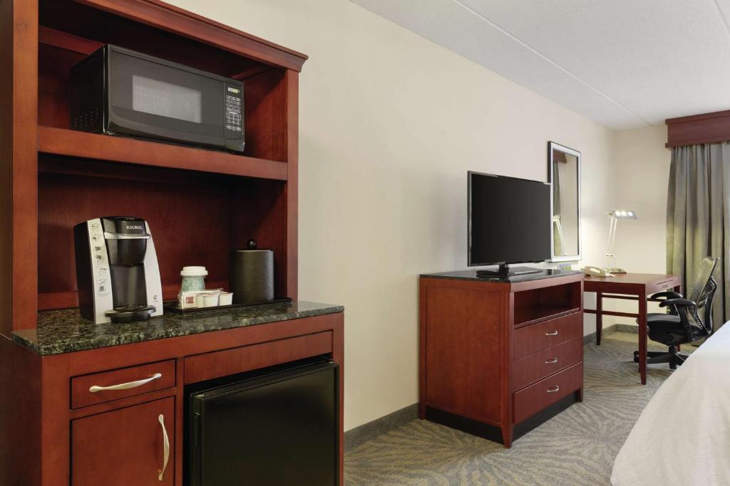 Hilton Garden Inn Shelton - King Room With Accessible Tub - Mobility Access
