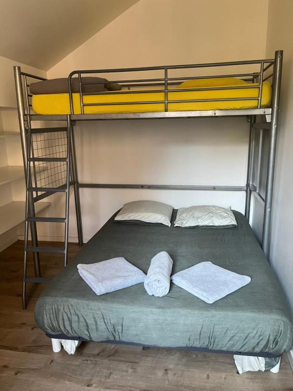 Poschodová posteľ alebo postele v izbe v ubytovaní Petit maison du Vallon