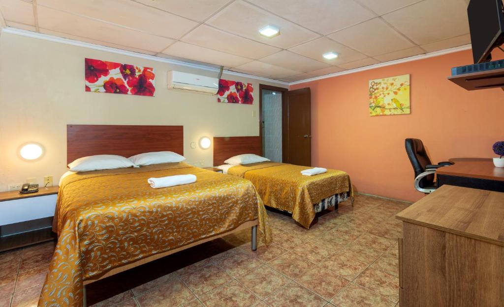 Postel nebo postele na pokoji v ubytování Hotel Malecon Inn