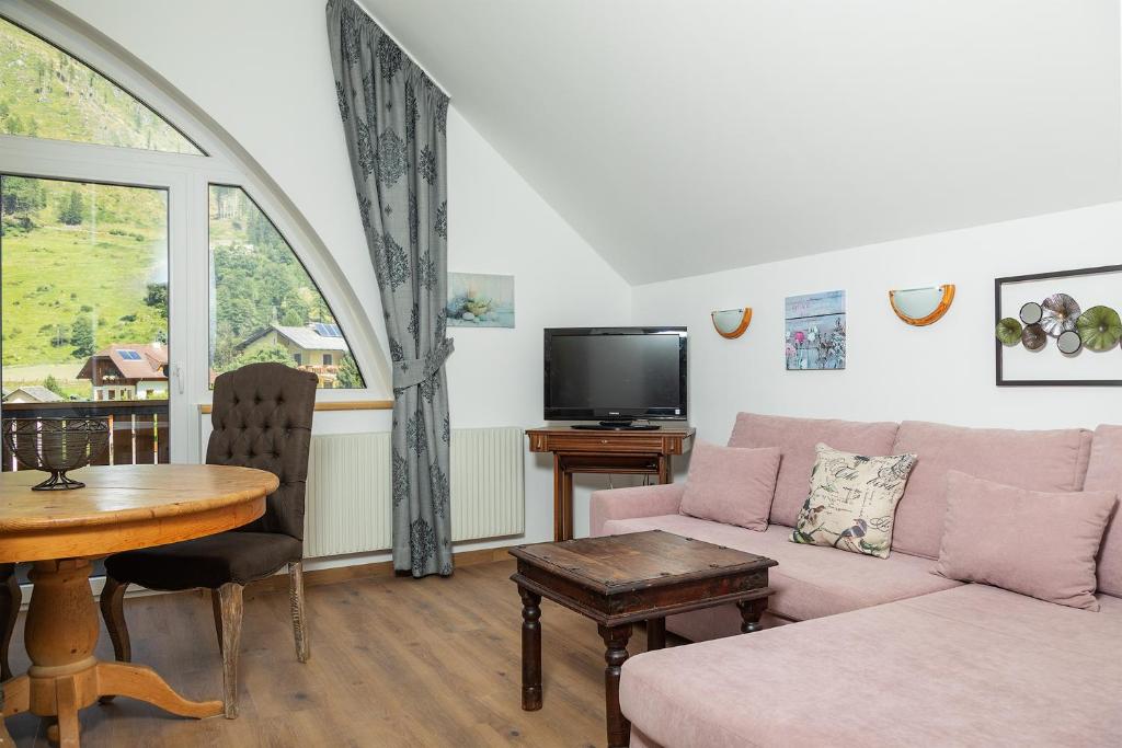TV a/nebo společenská místnost v ubytování Appartements Alpengarten