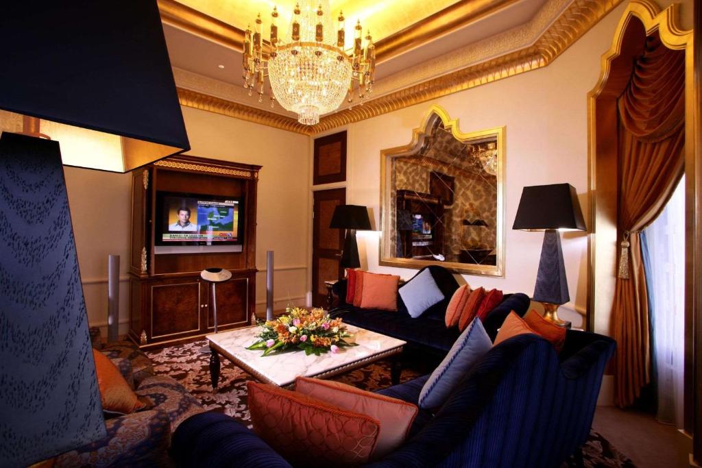 TV a/nebo společenská místnost v ubytování Waldorf Astoria Jeddah - Qasr Al Sharq