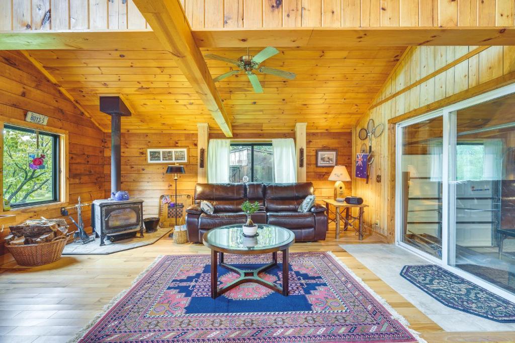 - un salon avec un canapé et une table dans l'établissement Pet-Friendly Jamestown Cabin with Fire Pit and Deck!, à Jamestown