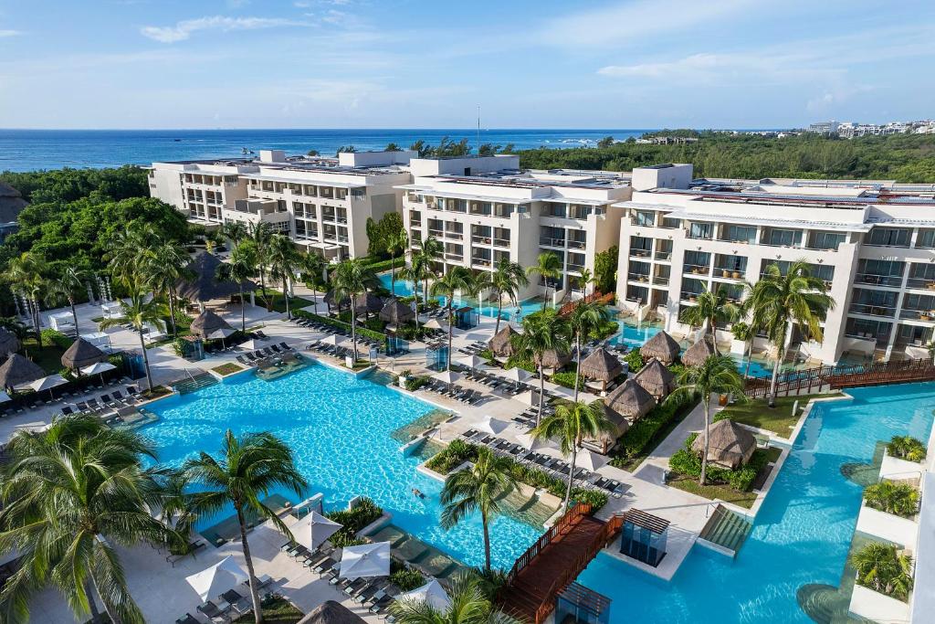 een luchtzicht op een resort met een groot zwembad bij Paradisus La Perla - Adults Only - Riviera Maya - All Inclusive in Playa del Carmen