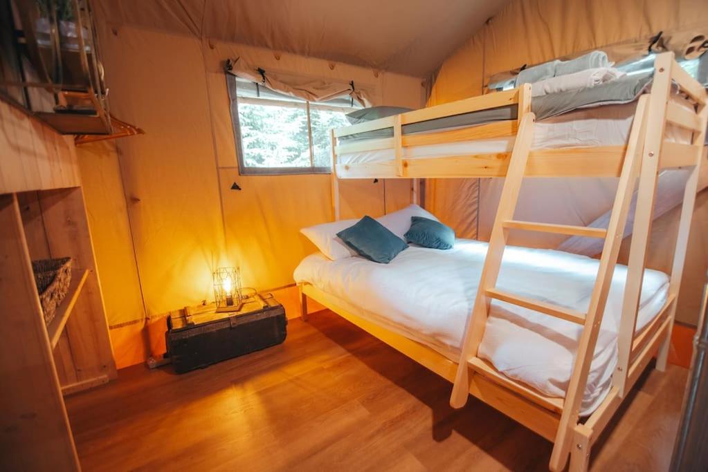 Postel nebo postele na pokoji v ubytování Cosy Forest Lodge