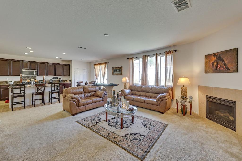 sala de estar con 2 sofás y chimenea en Large Menifee Home 1 Block to Neighborhood Park!, en Menifee