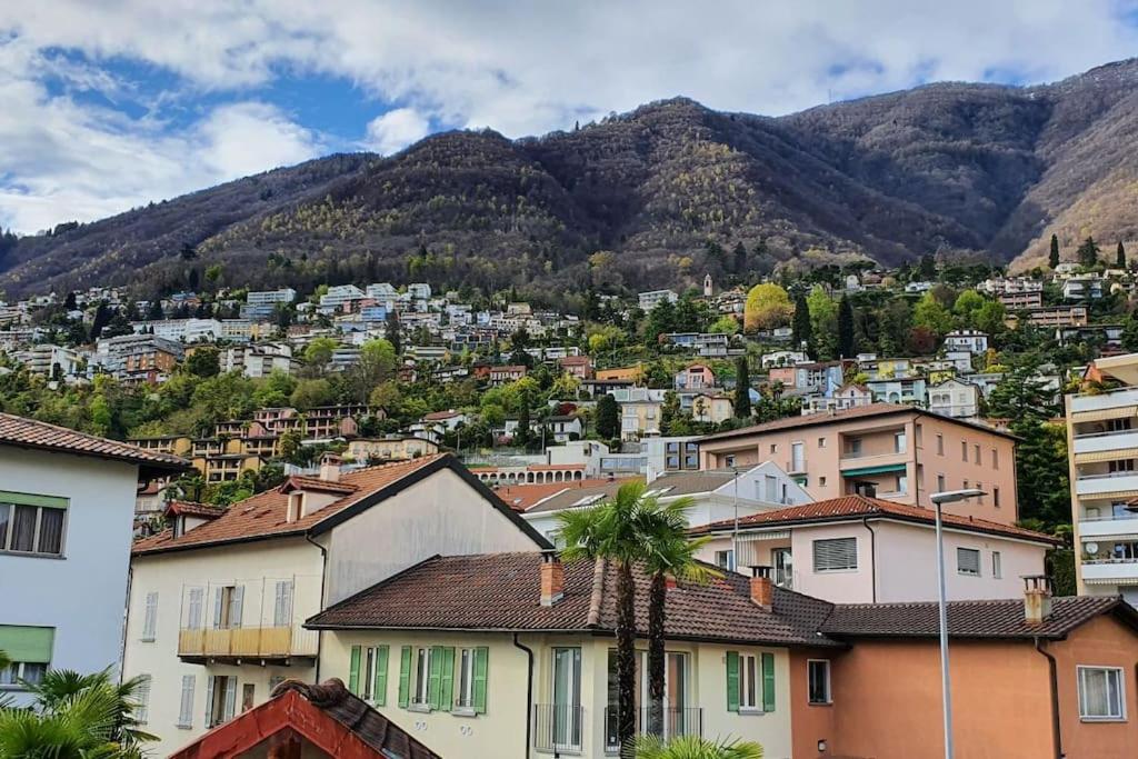 een stad met huizen en bergen op de achtergrond bij Apartment via San Carlo in Muralto-Locarno in Muralto
