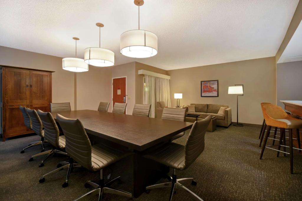 Embassy Suites Little Rock photo